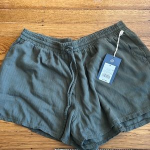 Flowy shorts in olive